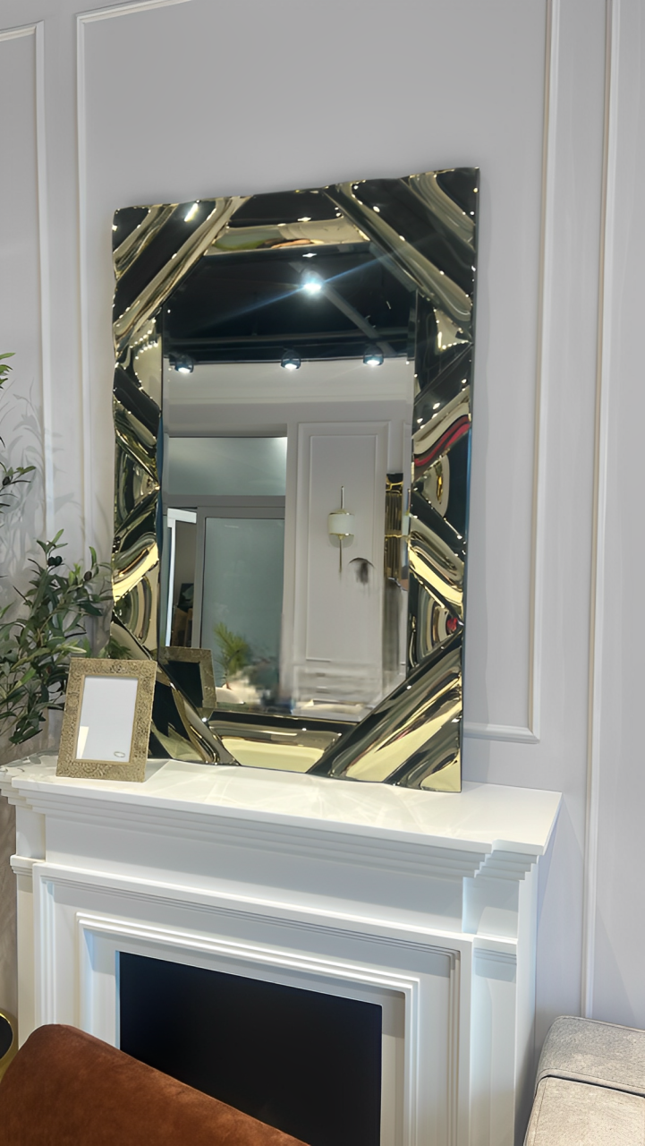 LUSTRO ŚCIENNE w złotej, pofalowanej metalowej ramie, wykończona na wysoki połysk, nowoczesny glamour