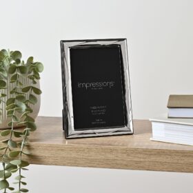 RAMKA NA ZDJĘCIE srebrna, błyszcząca obwódka z geometrycznym delikatnym wzorem, drewniany tył, włoska produkcja, nowoczesny styl 4x6, piękna