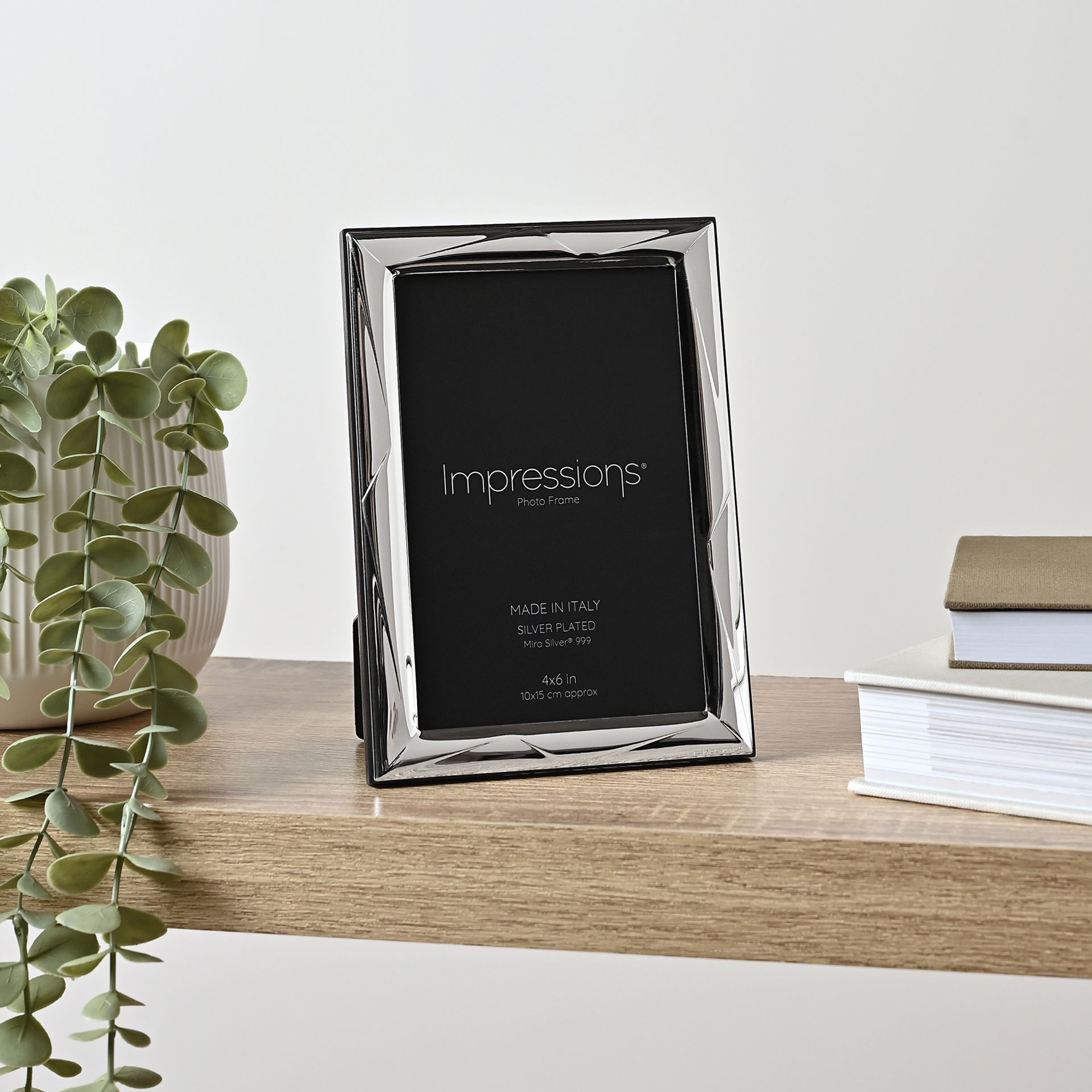 RAMKA NA ZDJĘCIE srebrna, błyszcząca obwódka z geometrycznym delikatnym wzorem, drewniany tył, włoska produkcja, nowoczesny styl 4x6, piękna