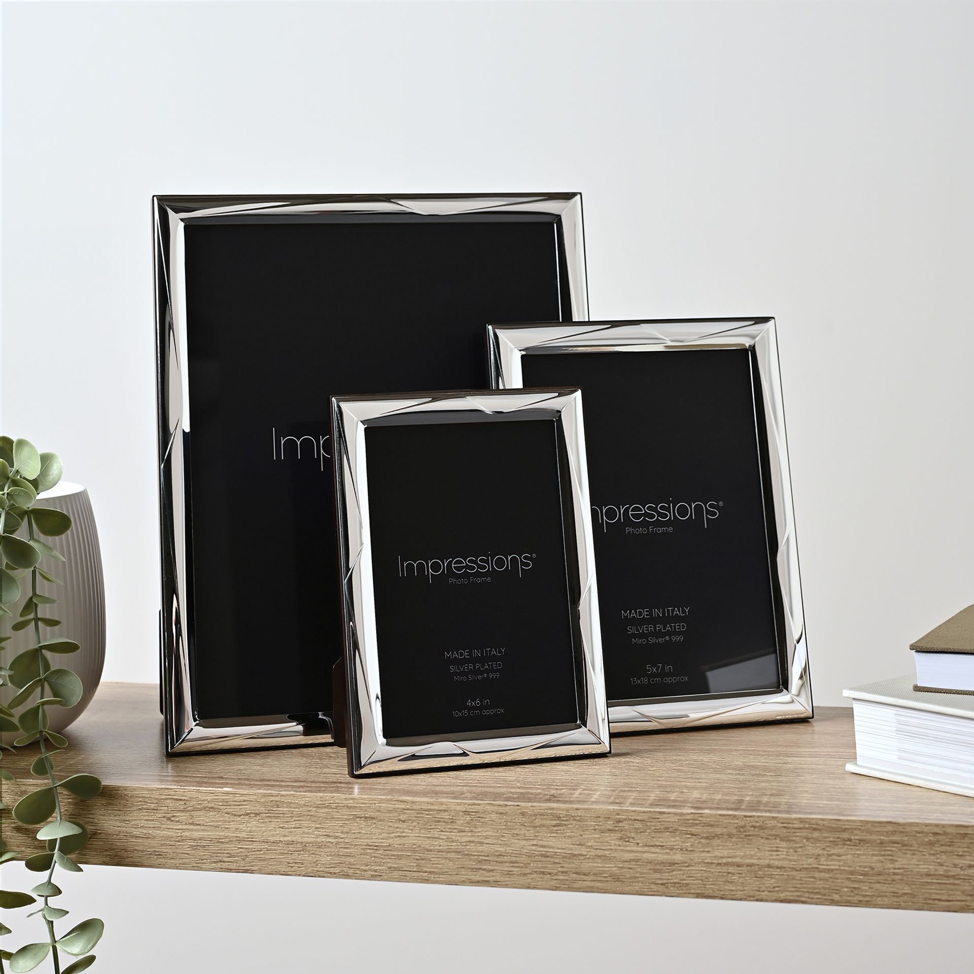 RAMKA NA ZDJĘCIE srebrna, błyszcząca obwódka z geometrycznym delikatnym wzorem, drewniany tył, włoska produkcja, nowoczesny styl