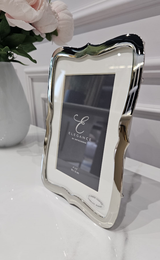 RAMKA NA ZDJĘCIE srebrna, nieregularna, pofalowana obwódka, klasyczny styl z nutą nowoczesności, ekskluzywna