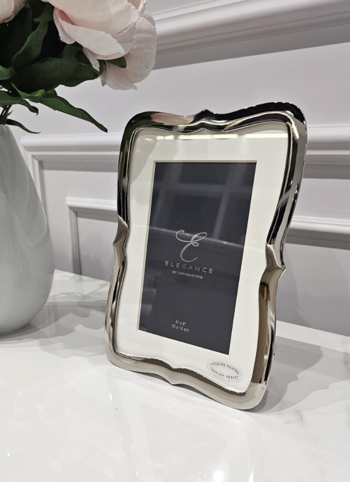 RAMKA NA ZDJĘCIE srebrna, nieregularna, pofalowana obwódka, klasyczny styl z nutą nowoczesności, piękna