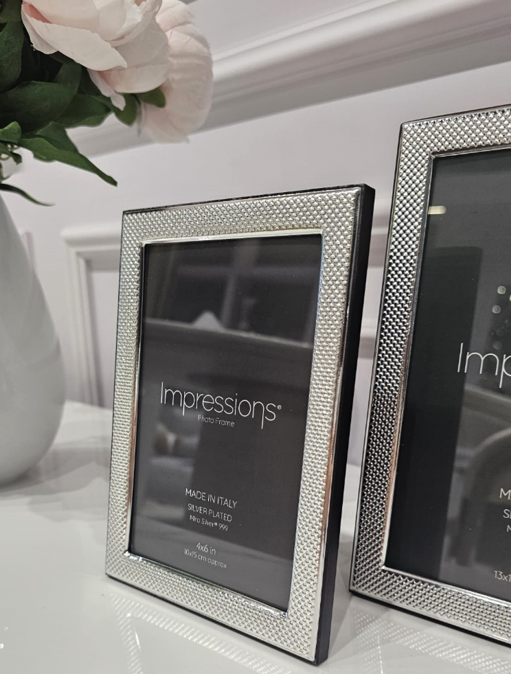 RAMKA NA ZDJĘCIE srebrna, teksturalna obwódka, drewniany tył, włoskie wykonanie, nowoczesny styl, ekskluzywna