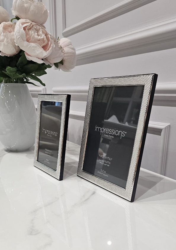 RAMKA NA ZDJĘCIE srebrna, teksturalna obwódka, drewniany tył, włoskie wykonanie, nowoczesny styl, premium