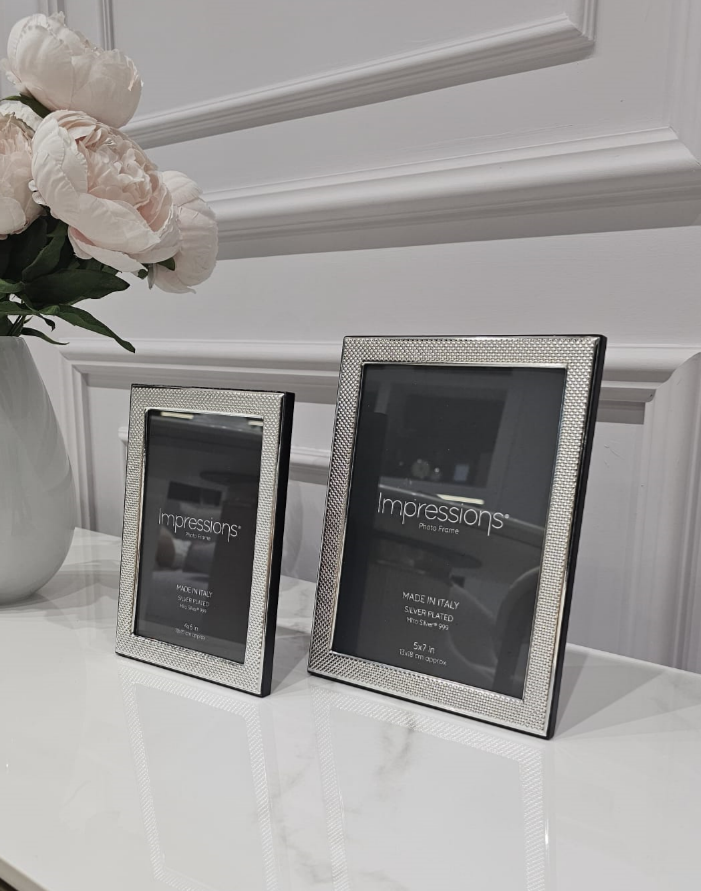 RAMKA NA ZDJĘCIE srebrna, teksturalna obwódka, drewniany tył, włoskie wykonanie, nowoczesny styl, wyjątkowa