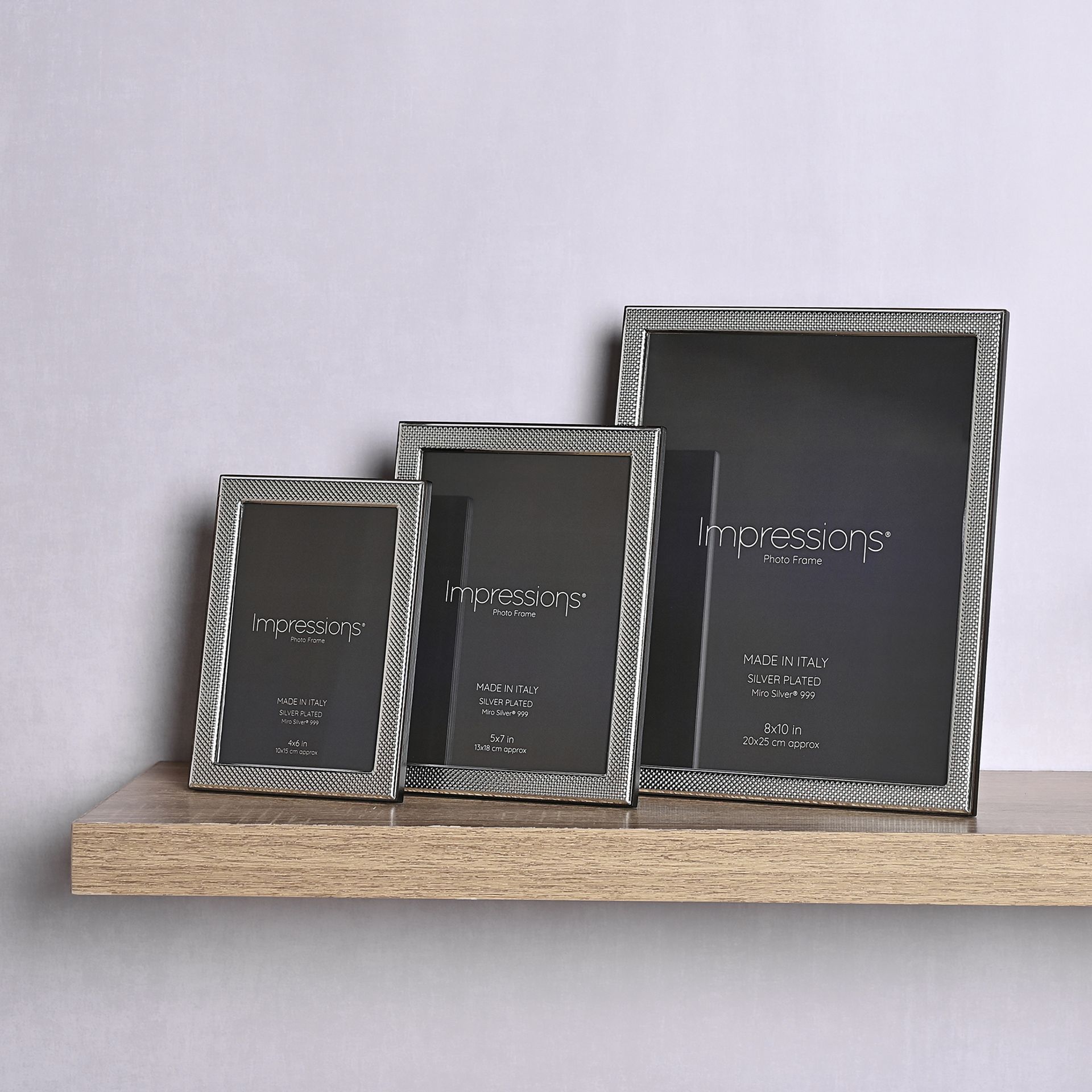 RAMKA NA ZDJĘCIE srebrna, teksturalna obwódka, drewniany tył, włoskie wykonanie, nowoczesny styl