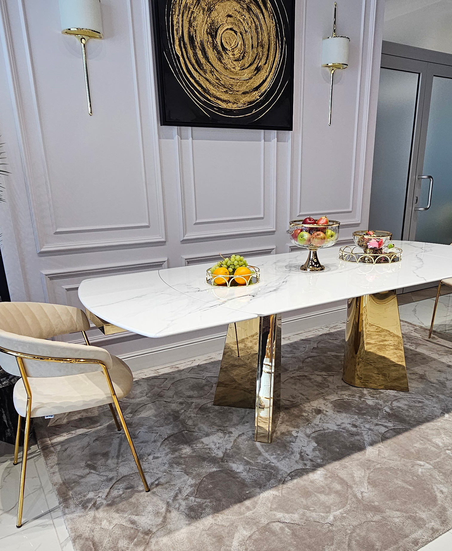 STÓŁ JADALNIANY prostokątny, złote metalowe nogi, biały, rozkładany blat, nowoczesny styl glamour, ekskluzywny