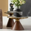 STOLIK POMOCNICZY z brązową podstawą, biały ceramiczny blat, złote stalowe dodatki, nowoczesny styl