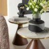 STOLIK POMOCNICZY z brązową podstawą, biały ceramiczny blat, złote stalowe dodatki, nowoczesny styl, do salonu