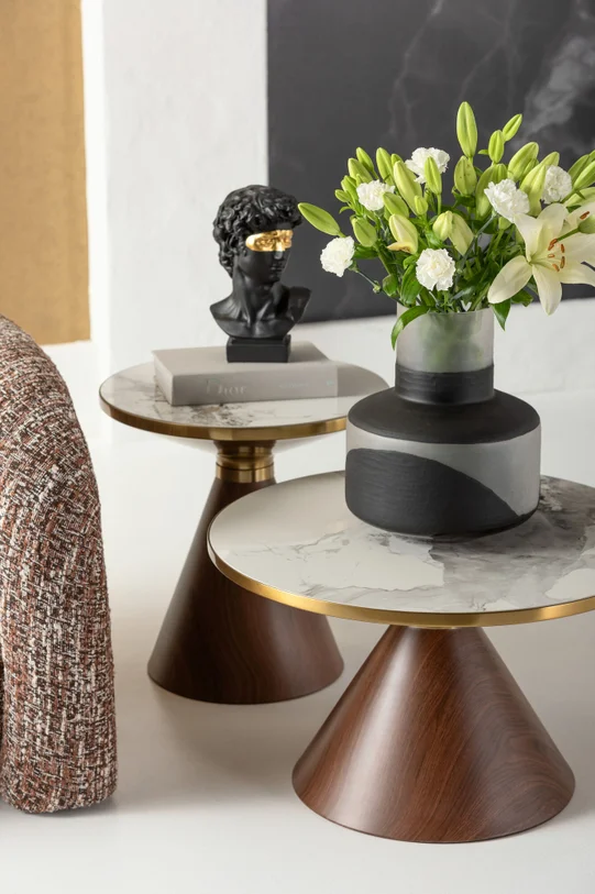 STOLIK POMOCNICZY z brązową podstawą, biały ceramiczny blat, złote stalowe dodatki, nowoczesny styl, do salonu