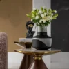 STOLIK POMOCNICZY z brązową podstawą, biały ceramiczny blat, złote stalowe dodatki, nowoczesny styl, zestaw