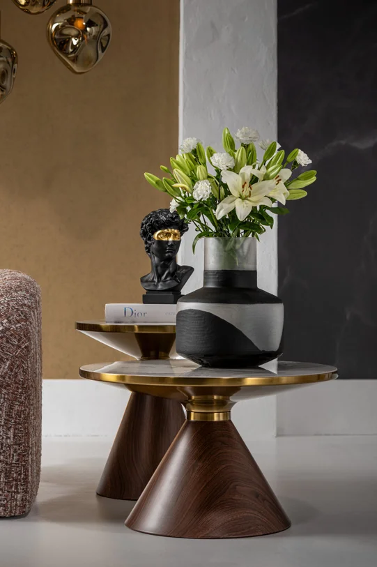 STOLIK POMOCNICZY z brązową podstawą, biały ceramiczny blat, złote stalowe dodatki, nowoczesny styl, zestaw