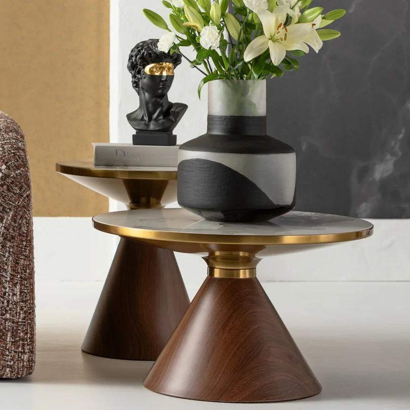 STOLIK POMOCNICZY z brązową podstawą, biały ceramiczny blat, złote stalowe dodatki, nowoczesny styl