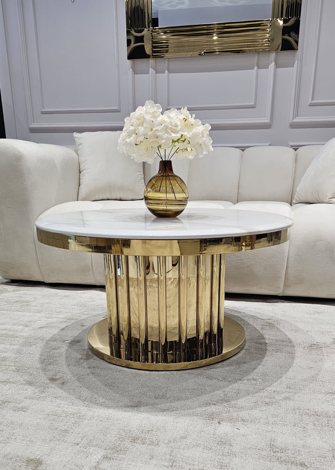 STOLIK złoty z rurek Riviera 2w1 złota, designerska podstawa, biały blat z konglomeratu, nowoczesny styl elegancki