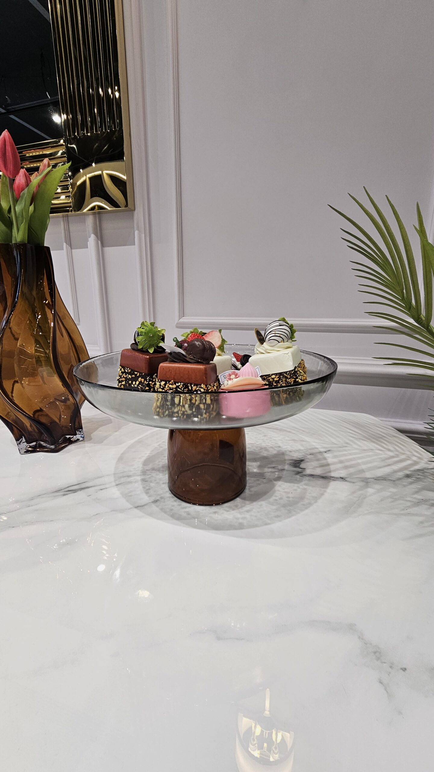 SZKLANA MISA DEKORACYJNA duża, na brązowym podwyższeniu, okrągła, nowoczesny styl, ekskluzywna SZKLANA MISA DEKORACYJNA duża, na brązowym podwyższeniu, okrągła, nowoczesny styl, ekskluzywna