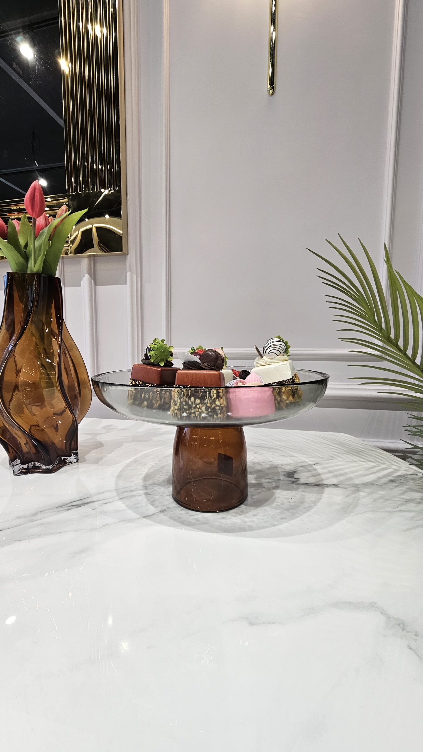 SZKLANA MISA DEKORACYJNA duża, na brązowym podwyższeniu, okrągła, nowoczesny styl, piękna SZKLANA MISA DEKORACYJNA duża, na brązowym podwyższeniu, okrągła, nowoczesny styl, piękna