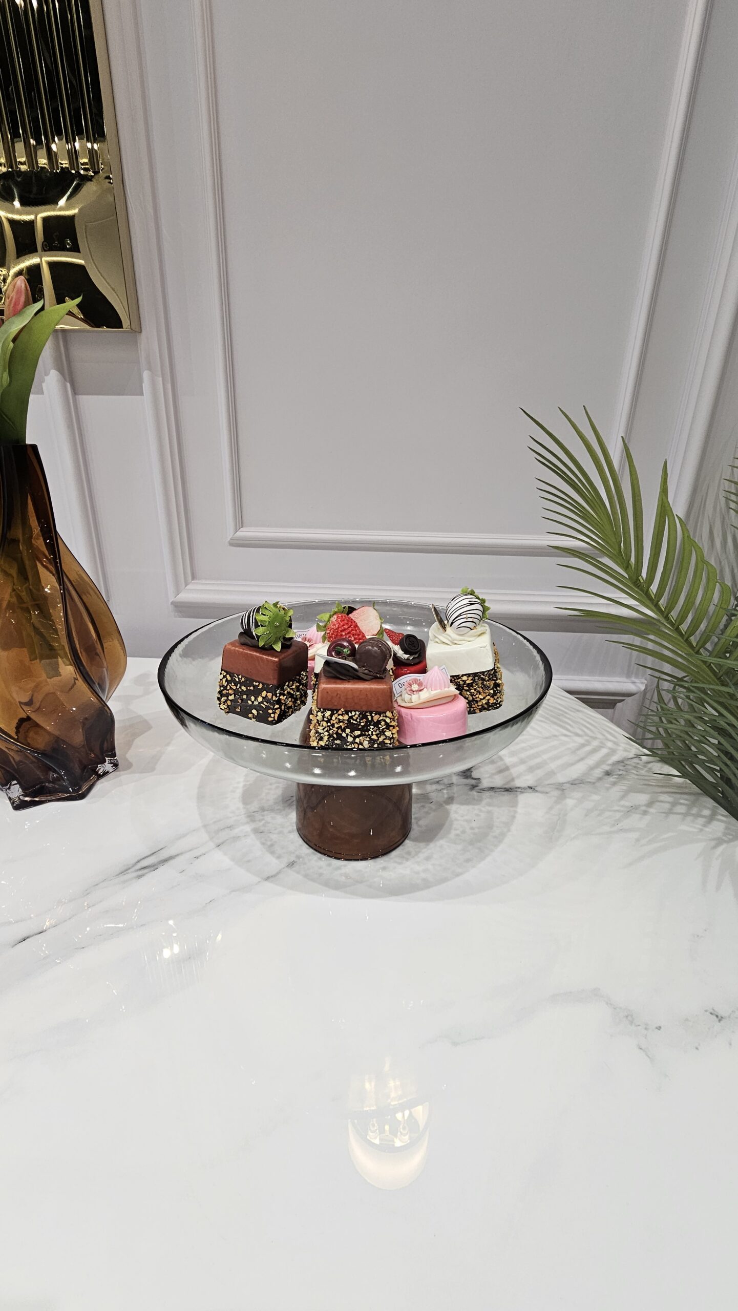 SZKLANA MISA DEKORACYJNA duża, na brązowym podwyższeniu, okrągła, nowoczesny styl, premium SZKLANA MISA DEKORACYJNA duża, na brązowym podwyższeniu, okrągła, nowoczesny styl, premium