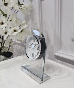 ZEGAR STOJĄCY na srebrnej metalowej podstawie, tarcz osadzona w szklanym, zaokrąglonym panelu, nowoczesny, piękny