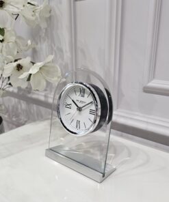 ZEGAR STOJĄCY na srebrnej metalowej podstawie, tarcz osadzona w szklanym, zaokrąglonym panelu, nowczesny