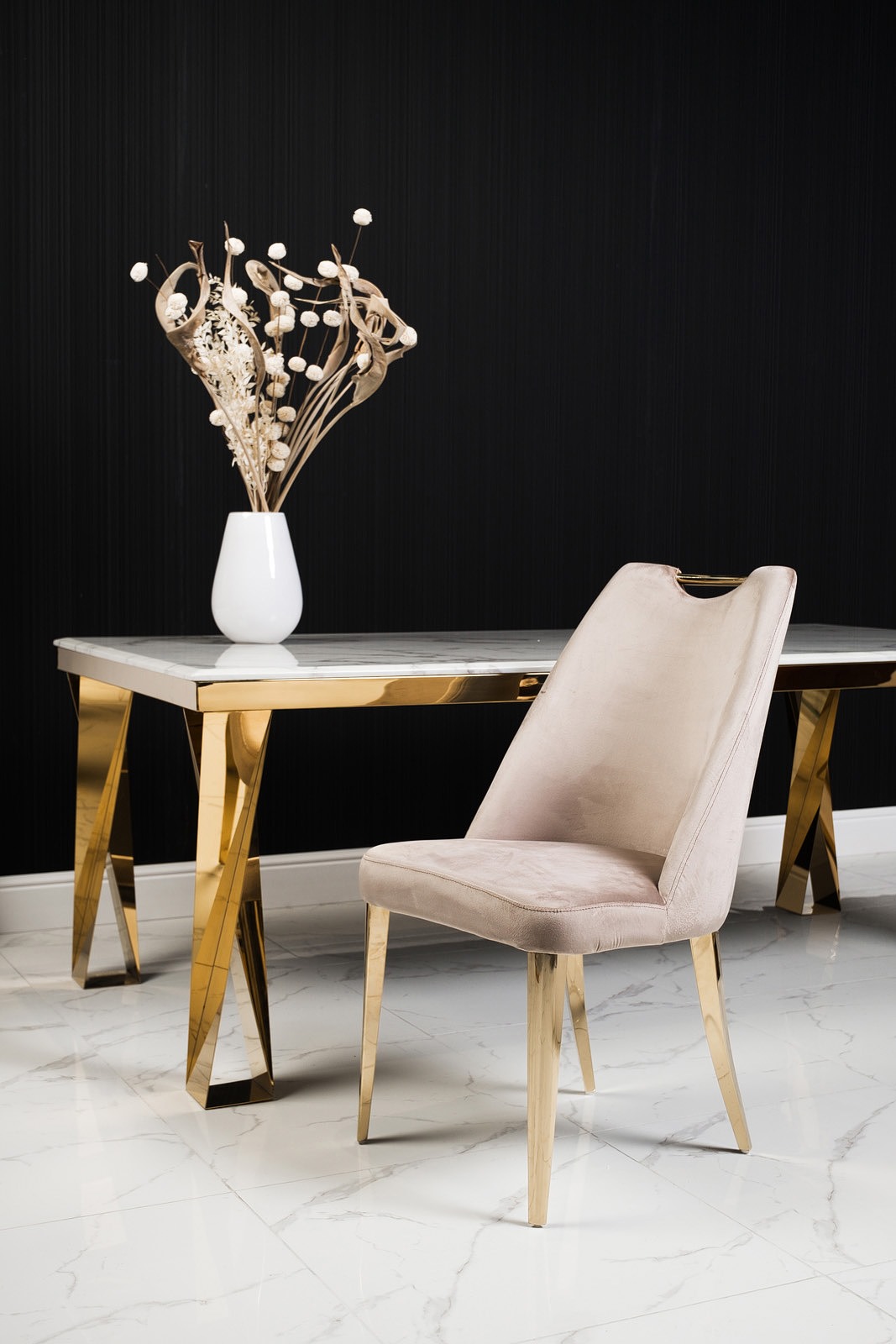 KRZESŁO JADALNIANE na złotych metalowych nogach i złotym uchwytem, szarobeżowa aksamitna tkanina, nowoczesny styl, ekskluzywne KRZESŁO JADALNIANE na złotych metalowych nogach i złotym uchwytem, szarobeżowa aksamitna tkanina, nowoczesny styl, ekskluzywne