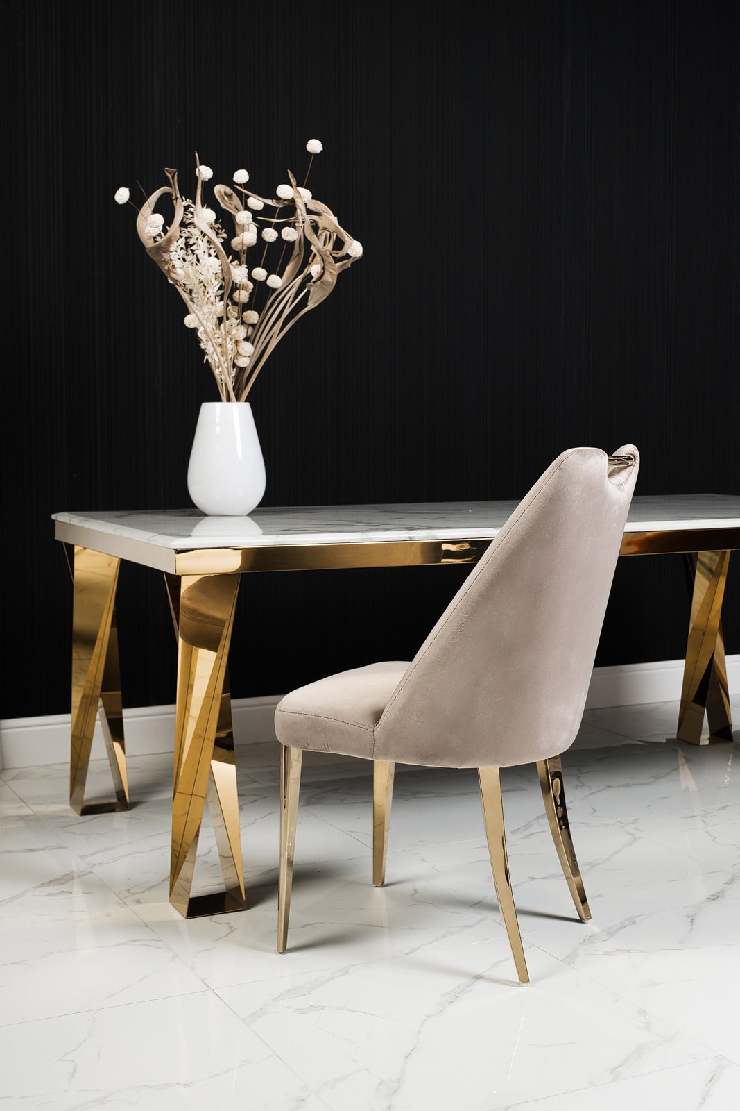 KRZESŁO JADALNIANE na złotych metalowych nogach i złotym uchwytem, szarobeżowa aksamitna tkanina, nowoczesny styl, piękne KRZESŁO JADALNIANE na złotych metalowych nogach i złotym uchwytem, szarobeżowa aksamitna tkanina, nowoczesny styl, piękne