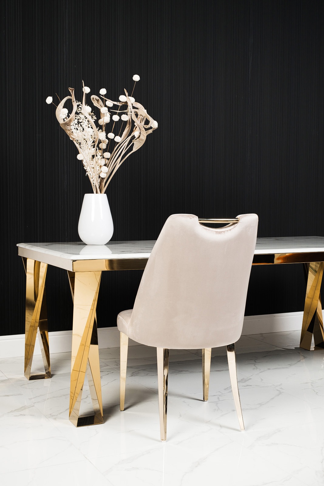 KRZESŁO JADALNIANE na złotych metalowych nogach i złotym uchwytem, szarobeżowa aksamitna tkanina, nowoczesny styl KRZESŁO JADALNIANE na złotych metalowych nogach i złotym uchwytem, szarobeżowa aksamitna tkanina, nowoczesny styl