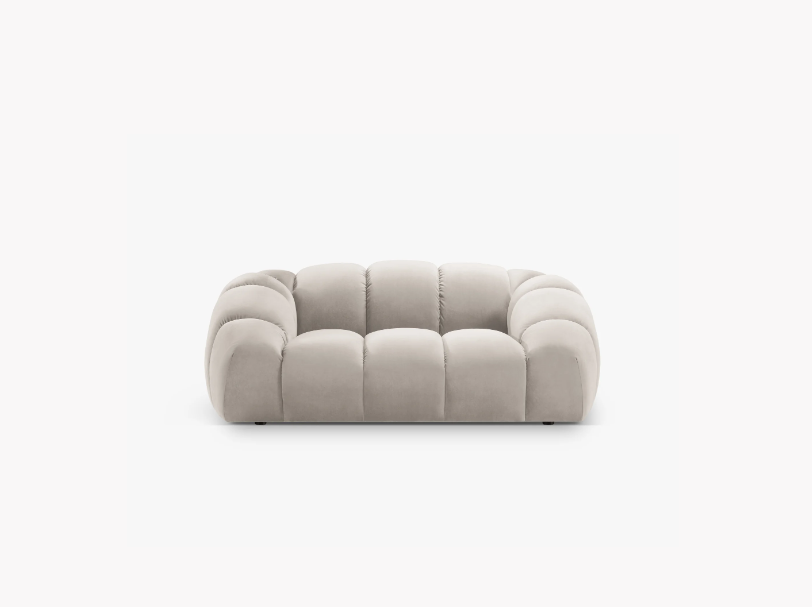 SOFA 2-osobowa Diana o zaoblonych kształtach, pionowe przeszycia, beżowa tkanina, designerski styl SOFA 2-osobowa Diana o zaoblonych kształtach, pionowe przeszycia, beżowa tkanina, designerski styl
