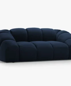 SOFA 2-osobowa Diana o zaoblonych kształtach, pionowe przeszycia, ciemnoniebieska tkanina, designerski styl, piękna
