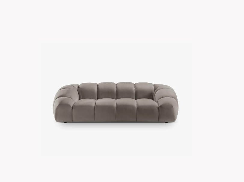 SOFA 3-osobowa Diana o zaoblonych kształtach, pionowe przeszycia, szarobrązowa tkanina, designerski styl SOFA 3-osobowa Diana o zaoblonych kształtach, pionowe przeszycia, szarobrązowa tkanina, designerski styl