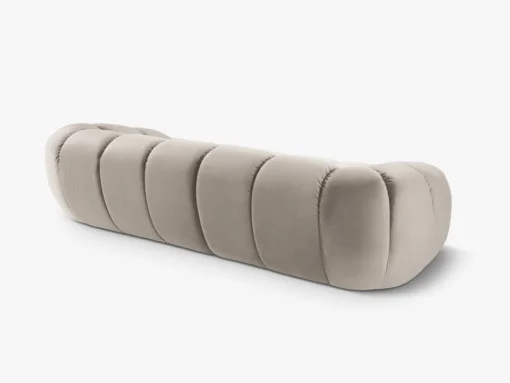 SOFA 4-osobowa Diana o zaoblonych kształtach, pionowe przeszycia, beżowa tkanina, designerski styl, ekskluzywna