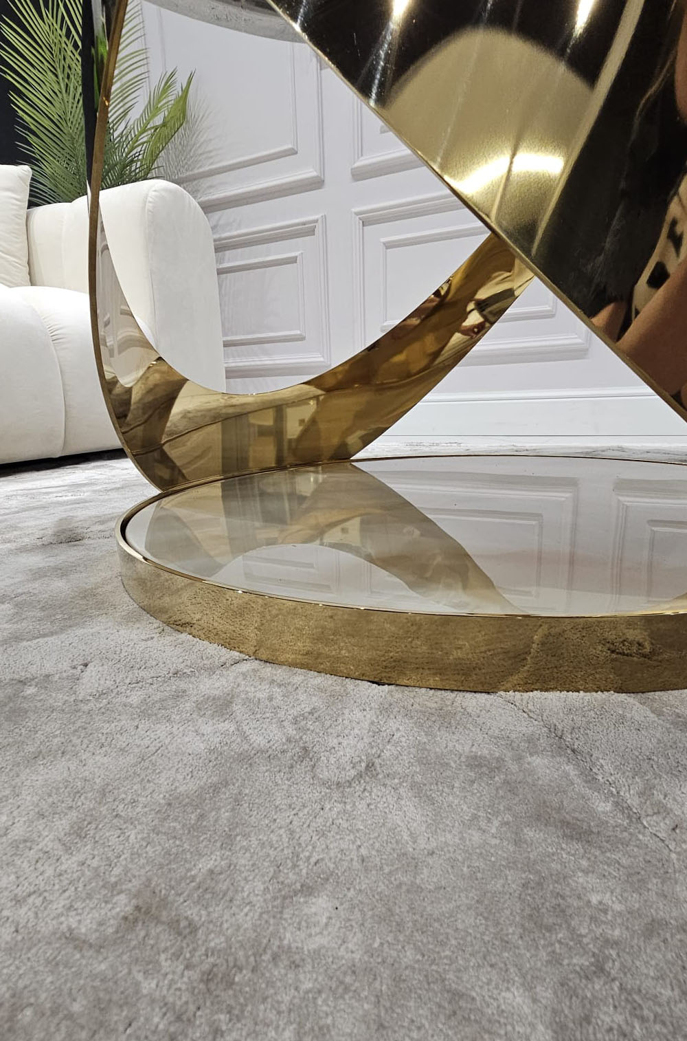 STÓŁ JADALNIANY Mosseo okrągły, blat z konglomeratu marmurowego, designerska podstawa w błyszczącym złocie, do jadalni