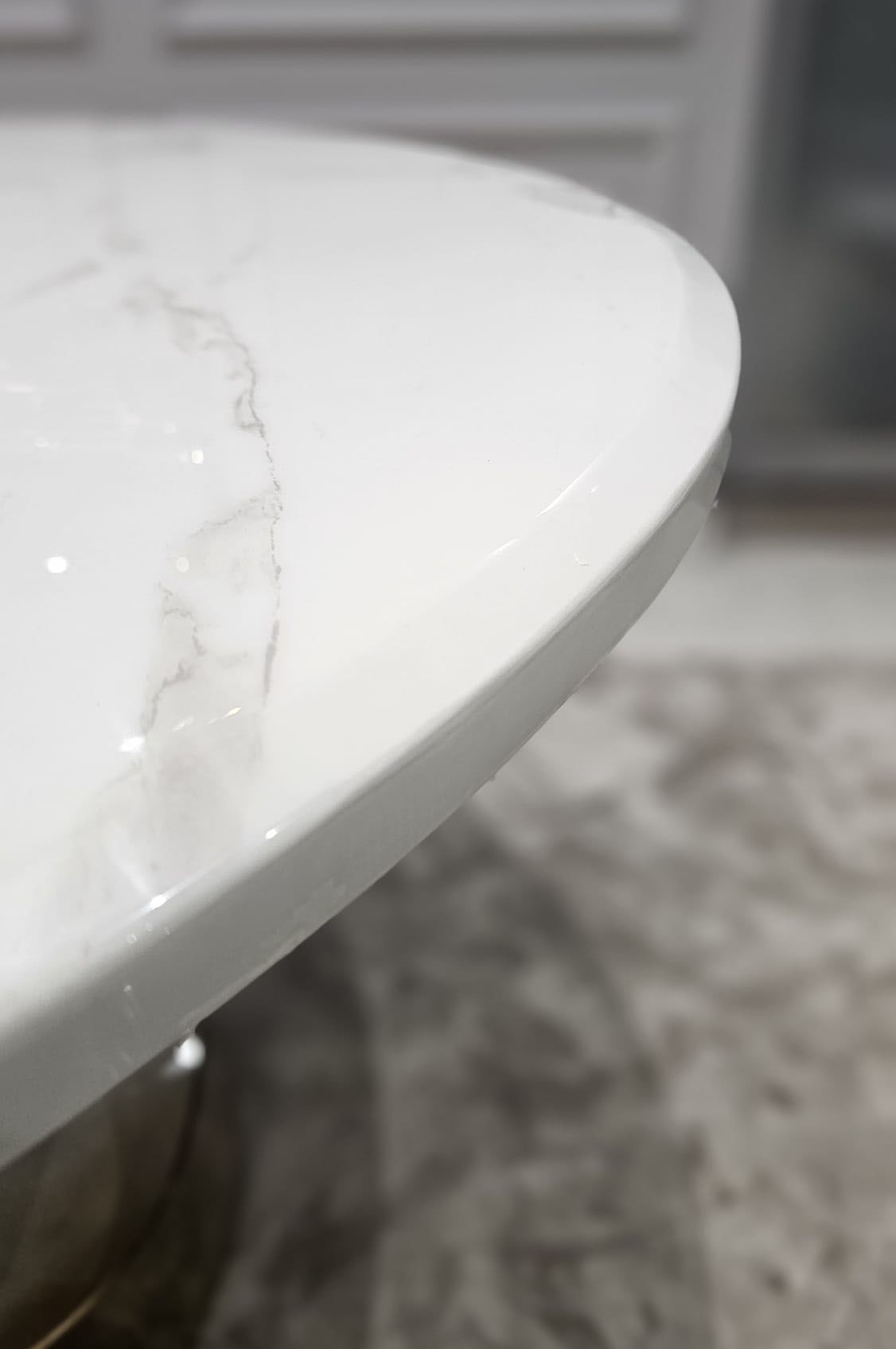 STÓŁ JADALNIANY Mosseo okrągły, blat z konglomeratu marmurowego, designerska podstawa w błyszczącym złocie, nowoczesny