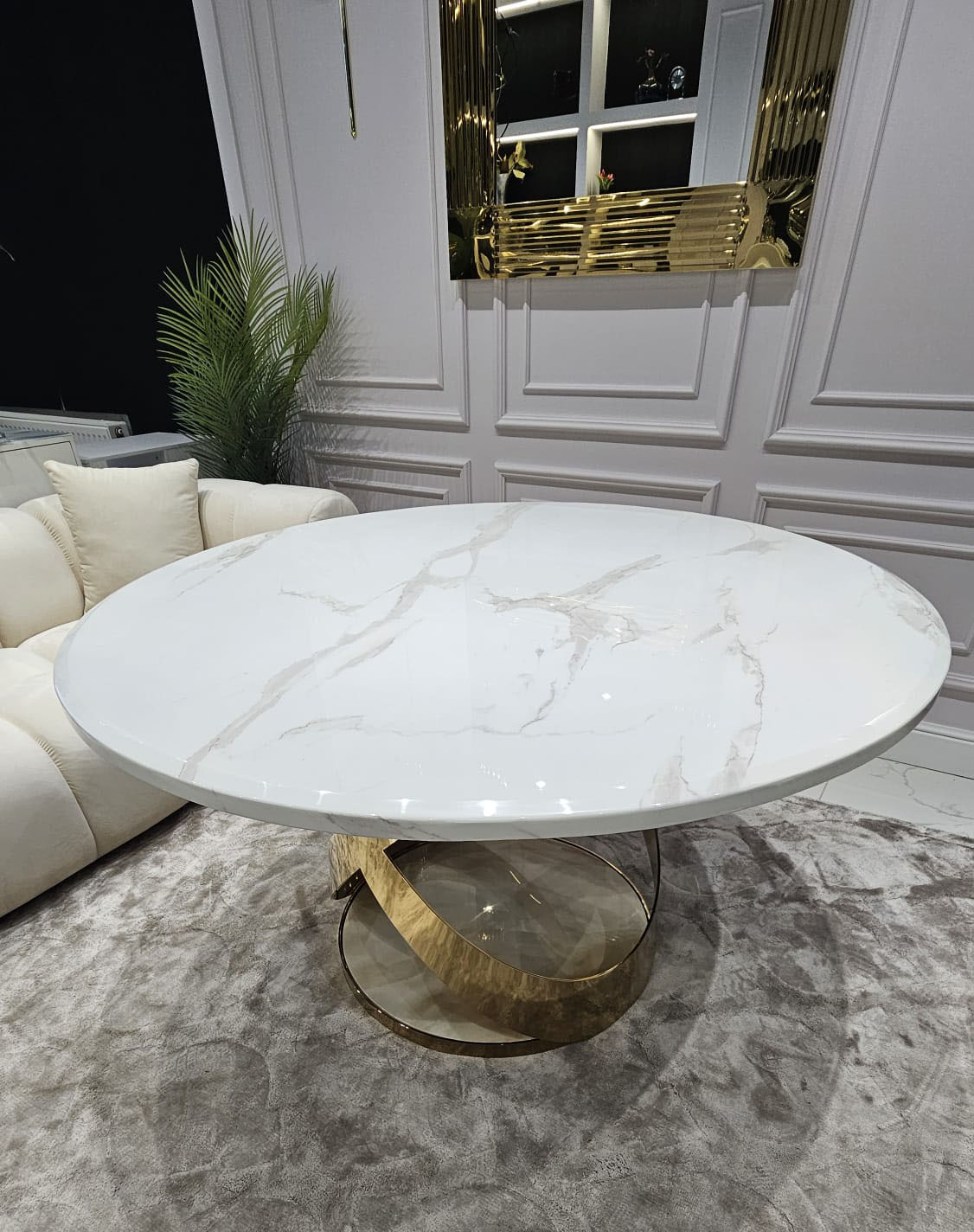 STÓŁ JADALNIANY Mosseo okrągły, blat z konglomeratu marmurowego, designerska podstawa w błyszczącym złocie, premium