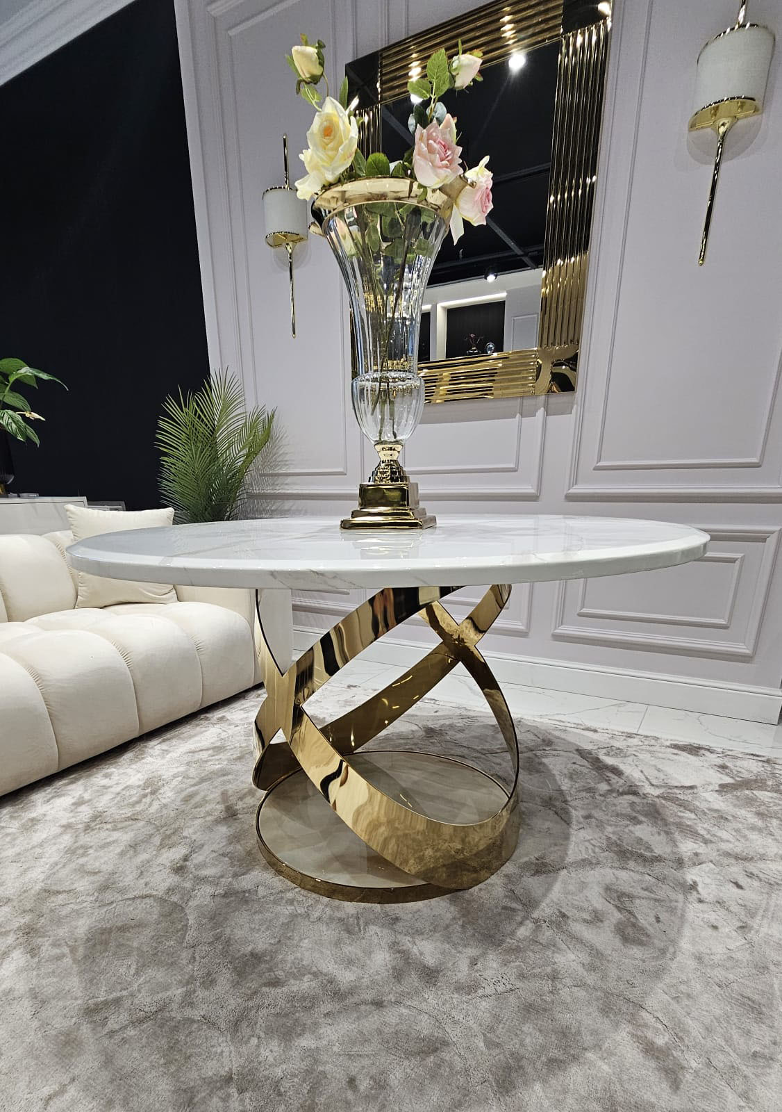 STÓŁ JADALNIANY Mosseo okrągły, blat z konglomeratu marmurowego, designerska podstawa w błyszczącym złocie, wyrafinowany