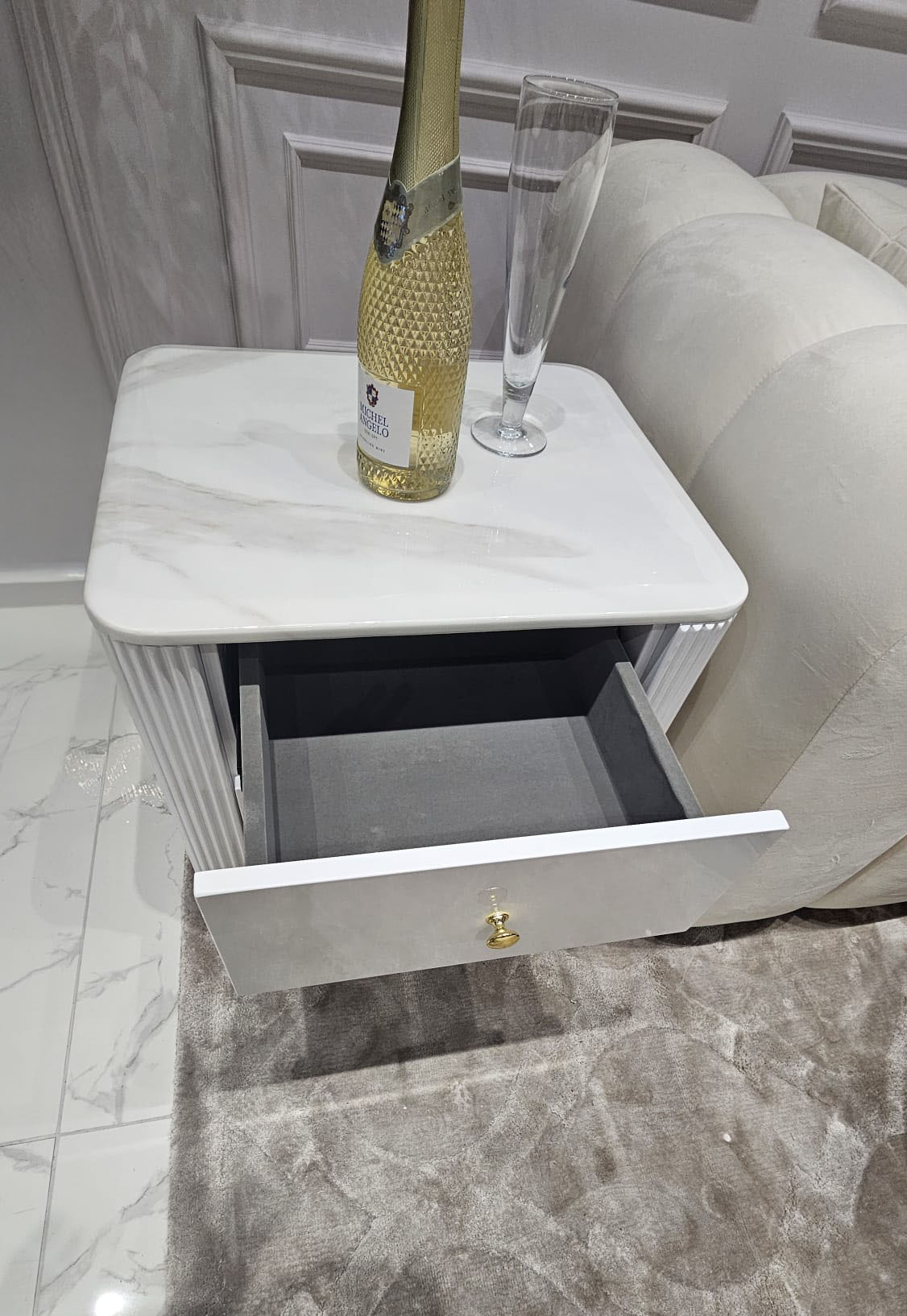 STOLIK POMOCNICZY SZAFKA NOCNA z serii Anne, ryflowany biały korpus, blat z konglomeratu marmurowego, złote detale, nowoczesny glamour, ekskluzywny STOLIK POMOCNICZY SZAFKA NOCNA z serii Anne, ryflowany biały korpus, blat z konglomeratu marmurowego, złote detale, nowoczesny glamour, ekskluzywny