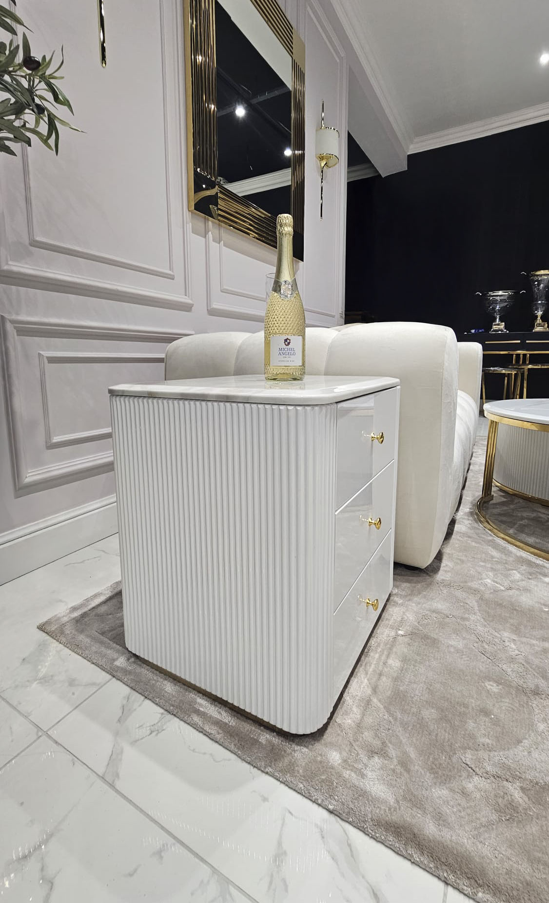 STOLIK POMOCNICZY SZAFKA NOCNA z serii Anne, ryflowany biały korpus, blat z konglomeratu marmurowego, złote detale, nowoczesny glamour, piękny STOLIK POMOCNICZY SZAFKA NOCNA z serii Anne, ryflowany biały korpus, blat z konglomeratu marmurowego, złote detale, nowoczesny glamour, piękny