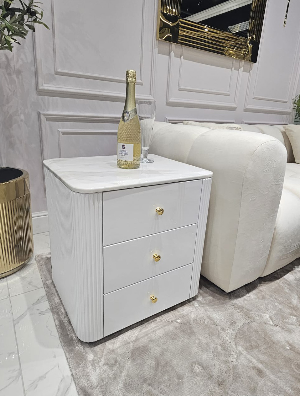 STOLIK POMOCNICZY SZAFKA NOCNA z serii Anne, ryflowany biały korpus, blat z konglomeratu marmurowego, złote detale, nowoczesny glamour STOLIK POMOCNICZY SZAFKA NOCNA z serii Anne, ryflowany biały korpus, blat z konglomeratu marmurowego, złote detale, nowoczesny glamour