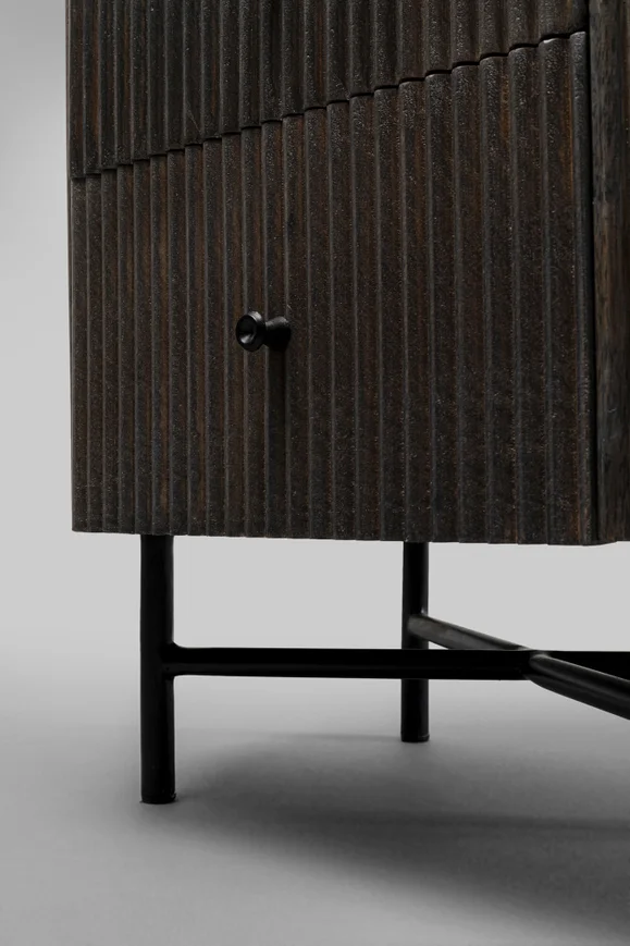 SZAFKA NOCNA Glenn z szufladami, metalowe nogi, ryflowany korpus, biały marmurowy blat, nowoczesny styl, designerska