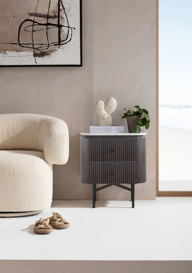 SZAFKA NOCNA Glenn z szufladami, metalowe nogi, ryflowany korpus, biały marmurowy blat, nowoczesny styl, do sypialni