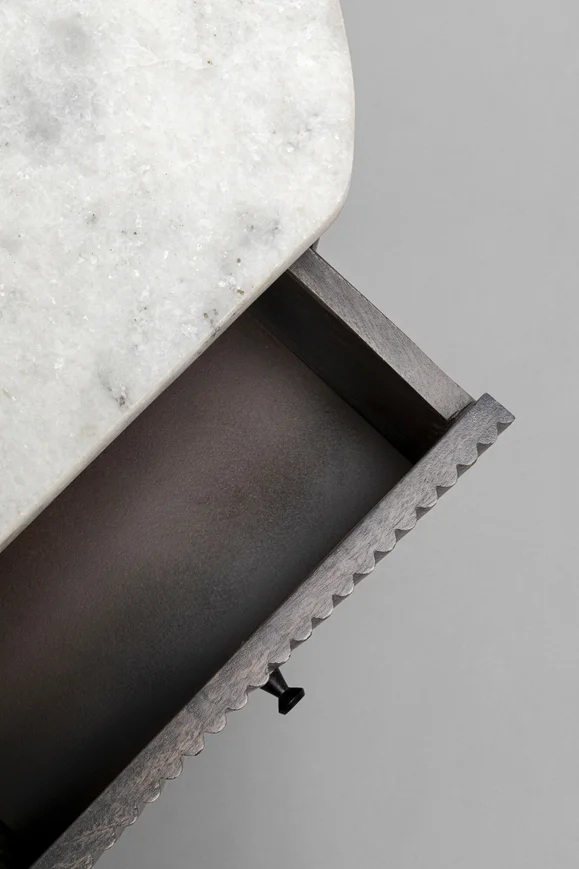 SZAFKA NOCNA Glenn z szufladami, metalowe nogi, ryflowany korpus, biały marmurowy blat, nowoczesny styl, najwyższa jakośc