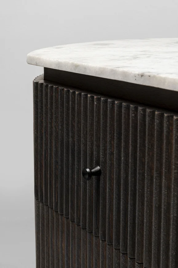 SZAFKA NOCNA Glenn z szufladami, metalowe nogi, ryflowany korpus, biały marmurowy blat, nowoczesny styl, premium