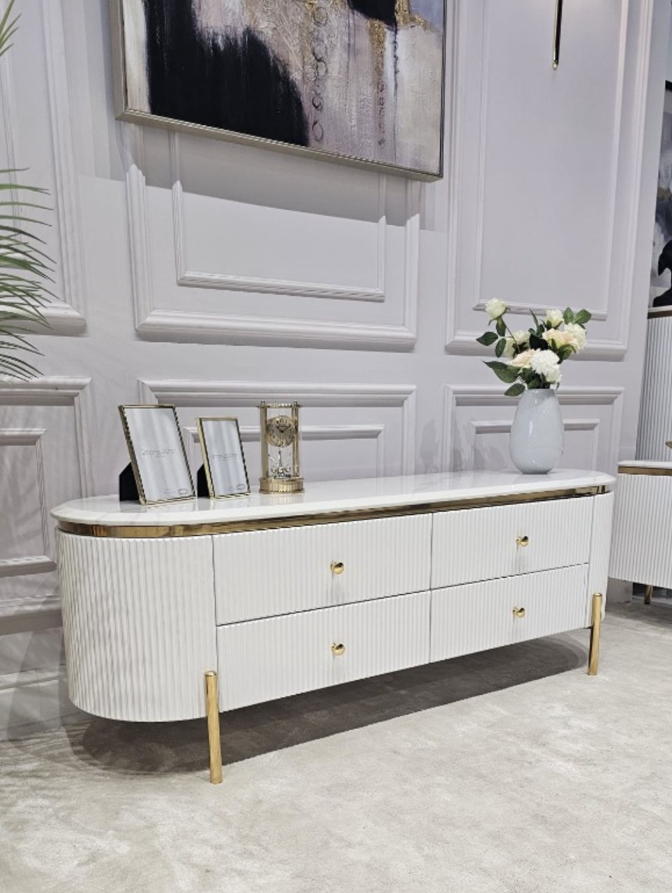 SZAFKA RTV Anne biała, ryflowana, 4 szuflady, złote błyszczące elementy, blat z konglomeratu marmurowego – 140 cm, ekskluzywna