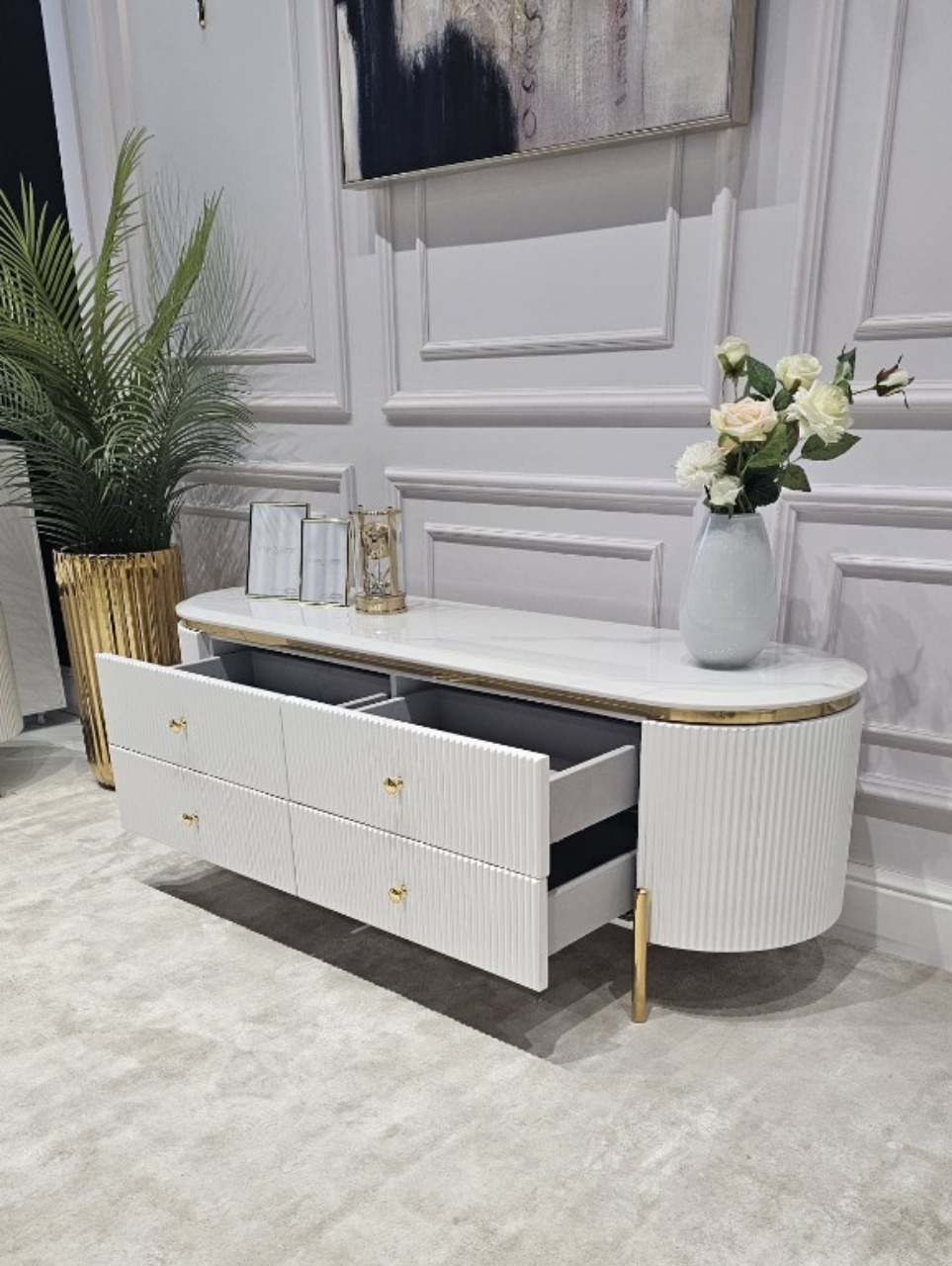 SZAFKA RTV Anne biała, ryflowana, 4 szuflady, złote błyszczące elementy, blat z konglomeratu marmurowego – 140 cm, najwyższa jakość
