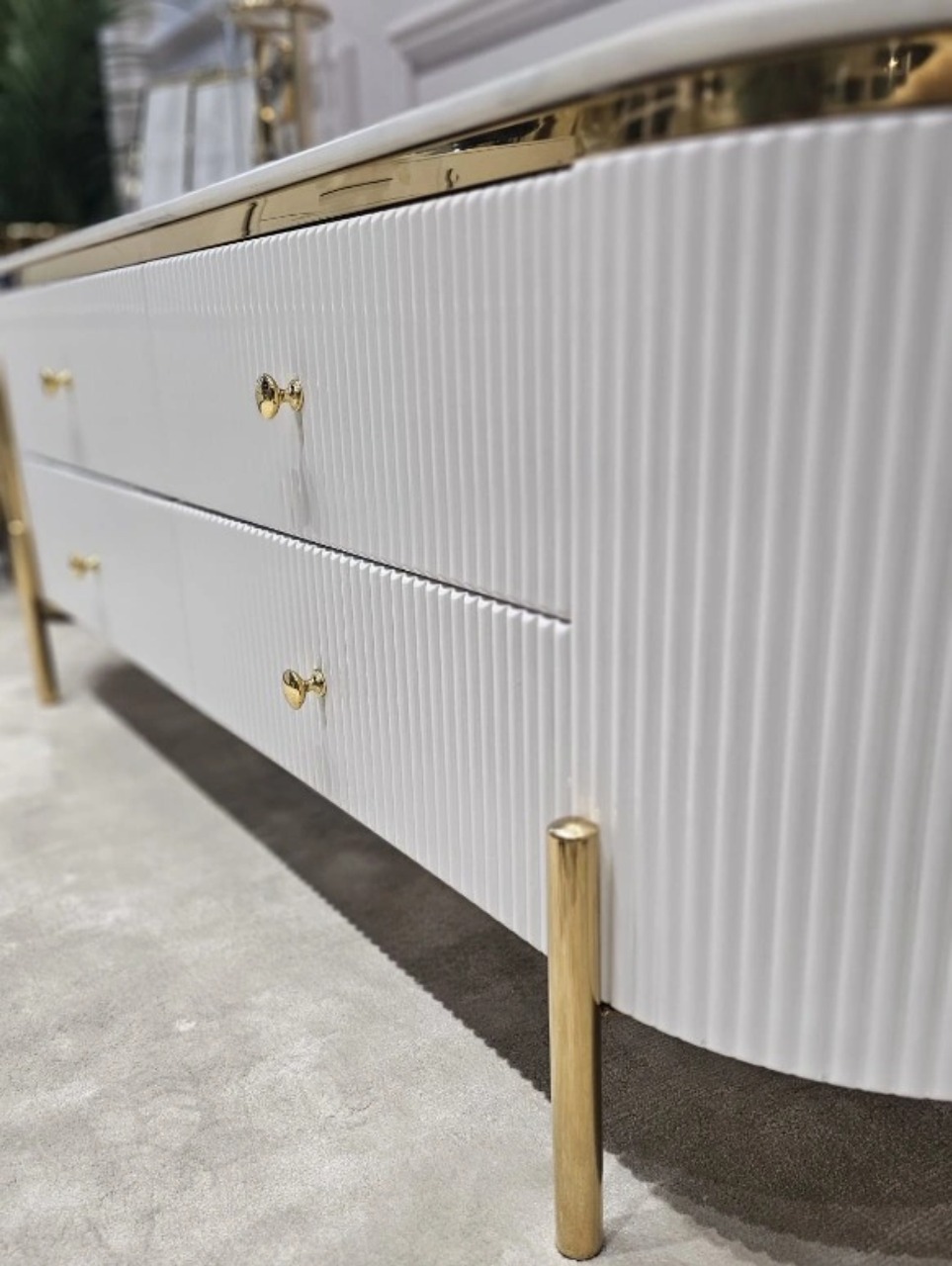 SZAFKA RTV Anne biała, ryflowana, 4 szuflady, złote błyszczące elementy, blat z konglomeratu marmurowego – 140 cm, piękna