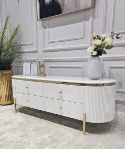 SZAFKA RTV Anne biała, ryflowana, 4 szuflady, złote błyszczące elementy, blat z konglomeratu marmurowego – 140 cm, premium