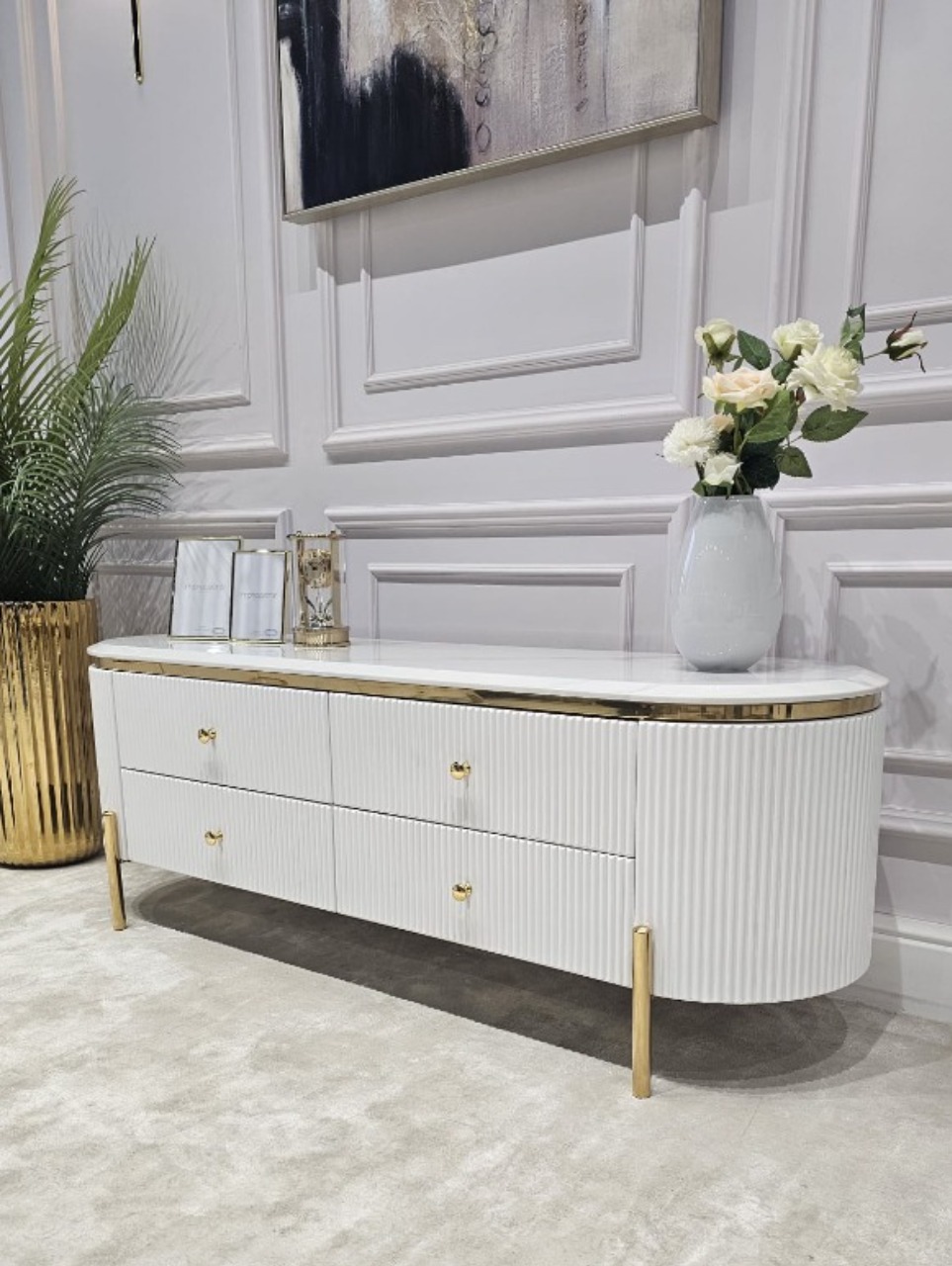 SZAFKA RTV Anne biała, ryflowana, 4 szuflady, złote błyszczące elementy, blat z konglomeratu marmurowego – 140 cm, premium