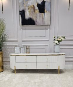 SZAFKA RTV Anne biała, ryflowana, 4 szuflady, złote błyszczące elementy, blat z konglomeratu marmurowego – 140 cm