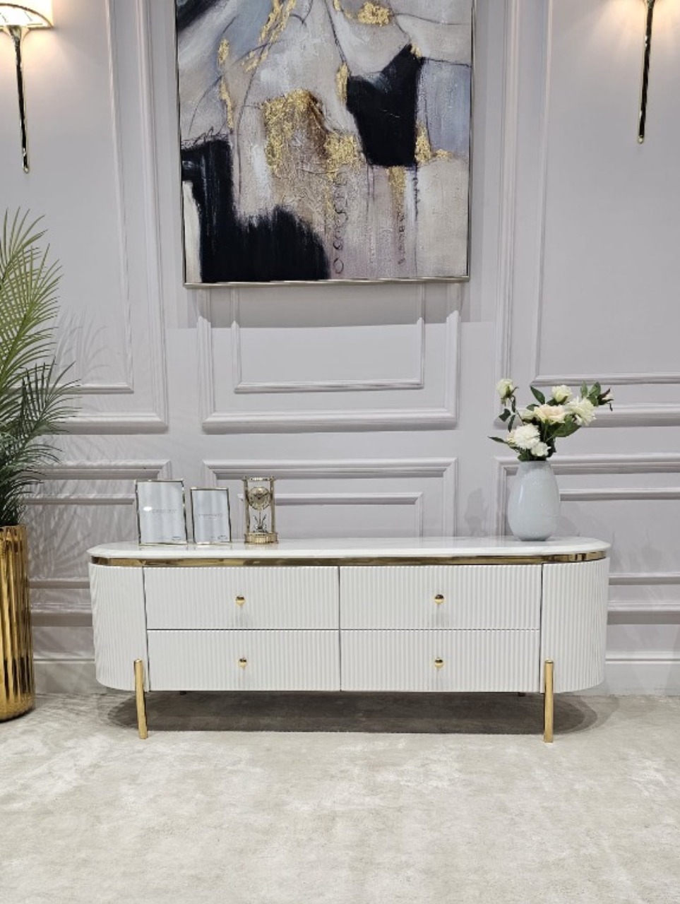 SZAFKA RTV Anne biała, ryflowana, 4 szuflady, złote błyszczące elementy, blat z konglomeratu marmurowego – 140 cm