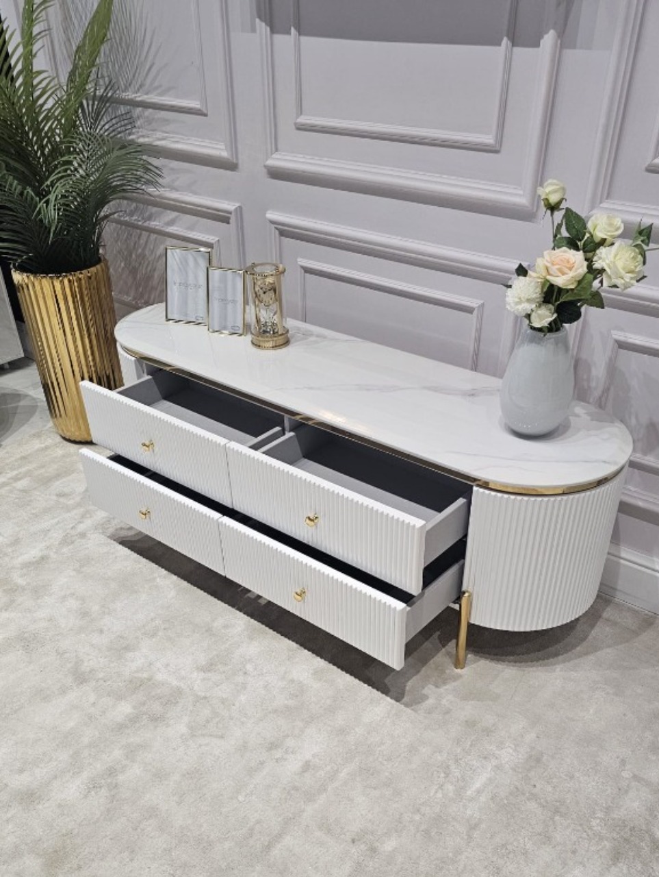 SZAFKA RTV Anne biała, ryflowana, 4 szuflady, złote błyszczące elementy, blat z konglomeratu marmurowego – 140 cm, wyjątkowa