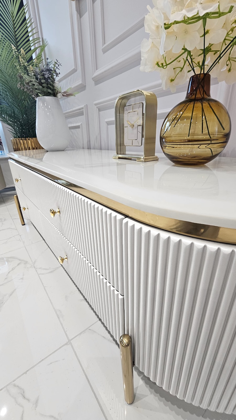 SZAFKA RTV Anne, biała, ryflowany korpus, blat z konglomeratu marmurowego, dodatki w kolorze błyszczącego złota, idealnie biały korpus, serii mebli Anne 2025, piękna
